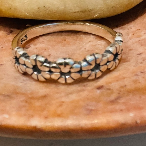 925 Sterling Silver Daisy Flower Ring - Picture 4 of 8